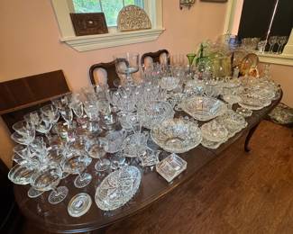 Ethan Allen Queen Anne Dinning Table with Two Captain Chairs and Four Side Chairs