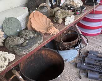 Outdoor Decorative Pieces / Cast Iron Cauldron 