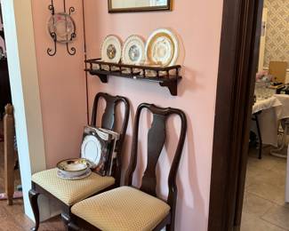 Ethan Allen Queen Anne Dinning Table with Two Captain Chairs and Four Side Chairs / Ethan Allen Wall Shelf / Plate Racks