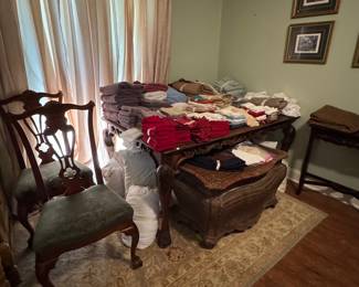 Linens (Sheets - Towels - Pillows ) / Chippendale Table with Lions Paw Legs and 4 Side Chairs