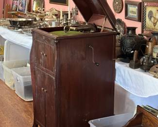 Victrola Turntable / Speaker / Record Player