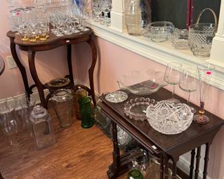 Ethan Allen Stackable Side Table / Antique Clover Leaf Side Table