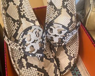 AS NEW TORY BURCH -APPROX SIZE 10 - W/ BOX 