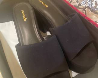 DESIGNER W/ BOX   LOOKING FOR CINDERELLA HERE !!  