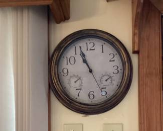 Round wall clock