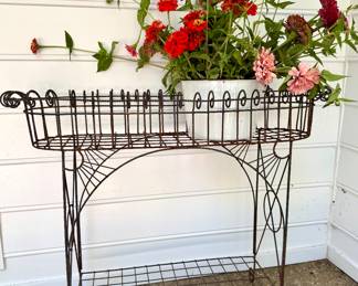 anique wire planter