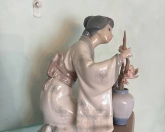 Lladro Porcelain Figurine "Geisha with Flowers" 