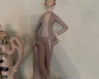 Lladro "Dama Con Sombrero" Porcelain figurine 