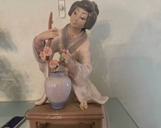 Lladro Porcelain Figurine "Geisha with Flowers" 