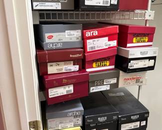 women's shoes in boxes 