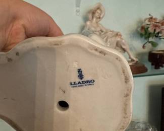 Lladro porcelain figurine "Girl Gathering Flowers" 1172