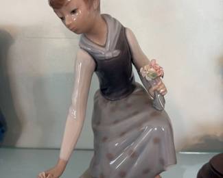 Lladro Porcelain Figurine "Girl with Flowers" 