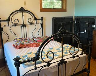 Antique Cast Iron Bed Frame – Stunning black cast iron bed with intricate scrollwork and decorative finials on both headboard and footboard. A true statement piece that combines beauty and durability. Fits a full-size mattress (mattress and bedding included).
Vintage Quilts & Bedding – Colorful patchwork quilt and additional patterned bedding, adding charm and warmth to the set.
Folding Tables – Two black folding tables, practical for entertaining, crafting, or extra dining space.
✨ Elegant antique iron craftsmanship.
✨ Perfect for Victorian, farmhouse, or vintage-inspired décor.
✨ Must-see bed frame – a timeless estate treasure!