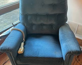 Electric Recliner Chair – Comfortable blue upholstered recliner with tufted backrest and padded armrests. Comes with an attached wired remote control for easy reclining adjustment. Sturdy and functional, ideal for relaxation or those needing extra comfort and support.
✨ Great for living rooms, dens, or senior-friendly seating.
✨ Practical and cozy estate find!