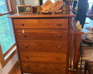 Antique Oak Chest of Drawers – Handsome tall oak dresser with five drawers, original wood knobs, and elegant turned legs. Solid and well-crafted, a classic piece of early 20th-century furniture.
Large Conch Shells – Pair of stunning decorative seashells with natural pink interiors, mounted on a wooden display base. Great statement pieces for coastal or nautical décor.
Vintage Tabletop Radio – Retro-style radio with wood casing and large tuning dial, perfect for collectors or everyday use.
Assorted Small Collectibles – Includes mugs and small glass animal figurines, adding charm and character.
This collection combines antique furniture, coastal accents, and vintage collectibles—ideal for enhancing both traditional and eclectic home décor.