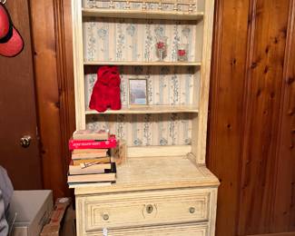 Vintage French Provincial Hutch/Dresser – Charming cream-painted hutch with scalloped trim, three open display shelves, and two lower drawers with ornate pulls. The backboard features a delicate blue floral wallpaper lining for added character. A beautiful piece that works as a dresser, display cabinet, or cottage-style kitchen storage.
Assorted Books – Small collection of hardcover and paperback books, including novels and reference titles.
Collectibles & Décor – Includes a plush red bulldog, glass votives with red rose inserts, and a framed print, adding whimsy and decorative charm.
✨ Lovely shabby chic / French Provincial design.
✨ Perfect for cottage, farmhouse, or vintage-inspired décor.
✨ Unique statement piece – functional and decorative!