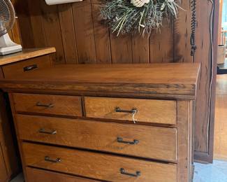 Solid Wood Dresser/Sideboard – Sturdy vintage piece with five deep drawers, metal pulls, and a rustic oak finish. Perfect for use as a dresser, buffet, or extra storage in a cabin, cottage, or farmhouse kitchen. Built to last with timeless craftsmanship.
Coastal Wreath Décor – Beautiful wall-hanging wreath accented with seashells, starfish, and natural grasses. A charming decorative piece that adds a coastal, beach-house feel to any space.
Wooden Paper Towel Holder – Classic wall-mounted design, simple and functional, adds vintage charm to your kitchen.
✨ Must-see! Perfect for rustic, farmhouse, or cottage style décor.
✨ Heavy-duty storage with warm vintage character.