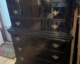 Vintage Black Lacquered Chest of Drawers – Striking tall dresser with glossy black finish and classic brass drawer pulls. Features multiple deep drawers for ample storage, with elegant trim details and sturdy construction. The bold black lacquer finish adds a sophisticated touch, making it both functional and decorative.
✨ Perfect for bedroom storage or as a statement furniture piece.
✨ Blends well with traditional, vintage, or eclectic décor.
✨ Unique estate find – solid and stylish!