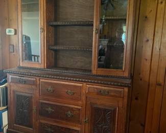 Antique Oak China Cabinet / Hutch – Gorgeous solid oak cabinet with stunning craftsmanship. Features two glass-front display doors with interior shelving, open center shelving with decorative trim, and a lower section with four drawers and two carved-panel cabinet doors. Original brass pulls and ornate carved details showcase its early 20th-century design. Perfect for displaying china, glassware, or collectibles while offering ample storage below.
✨ Exceptional antique oak craftsmanship.
✨ Ideal for farmhouse, traditional, or vintage-inspired décor.
✨ Statement piece – one-of-a-kind estate treasure!