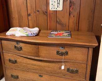 Antique Oak Dresser – Stunning oak dresser with serpentine front, four drawers, and ornate brass pulls. Features a scalloped bottom edge and beautiful wood grain. Solid, well-built, and perfect as a bedroom dresser or statement storage piece.
Welcome Sign – Hand-painted wooden plaque with floral accents, heart detail, and “WELCOME” lettering. Adds a warm, country charm to any entryway or porch.
Vintage Children’s Book – The Lost Kitten, classic illustrated book for collectors or display.
Linens – Folded vintage-style linens with charming patterns, great for use or display.
✨ Gorgeous antique oak craftsmanship with decorative hardware.
✨ Ideal for farmhouse, cottage, or vintage décor lovers.
✨ Must-see centerpiece piece!