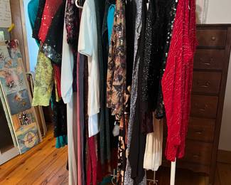 Rack of Vintage & Formal Women’s Clothing – Stunning collection of women’s apparel featuring evening gowns, cocktail dresses, sequined tops, dressy jackets, and unique vintage fashions.
Variety of Styles & Fabrics – Includes silk, satin, lace, sequins, and richly patterned fabrics in bold shades like red, green, black, and neutrals.
Perfect for Collectors, Resellers, or Costume Designers – An excellent opportunity to acquire one-of-a-kind pieces for special occasions, vintage collections, or resale.
✨ Beautiful formal and vintage clothing rack.
✨ Ideal for special events, theater costumes, or fashion resale.
✨ Eye-catching estate fashion find – must-see!