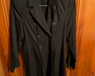 Vintage Women’s Black Long Blazer/Coat – Contempo Casuals
Classic black longline blazer/coat by Contempo Casuals. Features double-breasted button closure, structured shoulders, and a timeless, tailored silhouette. Perfect for layering over dresses or pairing with slacks for a polished, sophisticated look. A versatile vintage piece that never goes out of style.