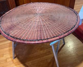 Vintage Wicker Coffee Table – Unique round wicker table with an intricately woven top and sturdy folding metal legs. Lightweight yet durable, this piece is ideal as a coffee table, accent piece, or porch/sunroom favorite.
✨ Perfect for boho, coastal, retro, or mid-century décor.
✨ A great addition to your cottage or lake house.
✨ Must-see piece – one-of-a-kind find!
