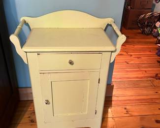 Vintage Painted Wooden Washstand / Side Cabinet – Charming small cabinet painted in a soft yellow. Features a single drawer and lower cabinet door for storage, with side towel bars and a scalloped backboard detail. Perfect as a nightstand, entryway piece, or accent cabinet.
✨ Lovely shabby chic / farmhouse style.
✨ Functional storage with vintage character.
✨ Great cottage accent piece – must-see!