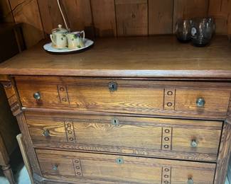 Antique Oak Dresser – Handsome solid oak dresser with three deep drawers, original hardware, and decorative carved accents along the drawer fronts. Features inset keyholes, square knob pulls, and sturdy construction. A wonderful piece of 19th–early 20th century craftsmanship, ideal for collectors or as a rustic farmhouse storage piece.
Vintage China Creamer & Sugar Set – Hand-painted floral china set on a serving plate, dainty and charming for collectors of fine porcelain or tea sets.
Glassware – Two vintage glass tumblers, simple and versatile for everyday use or display.
✨ Authentic antique oak furniture with character.
✨ Decorative pieces perfect for farmhouse, cottage, or vintage-inspired décor.
✨ Must-see estate find!