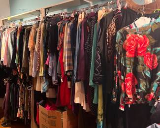 Extensive Women’s Clothing Collection – Large racks filled with a wide assortment of women’s apparel in many sizes and styles. Includes blouses, dresses, sweaters, jackets, skirts, pants, and more.
Mix of Vintage & Modern Fashions – From bold floral prints and animal patterns to timeless classics and casual wear. Great variety for every season.
Perfect for Resellers or Collectors – An incredible opportunity to stock up on unique pieces, vintage finds, and everyday essentials.
✨ Hundreds of garments – must-see clothing section!
✨ Ideal for fashion lovers, costume designers, and resale buyers.
✨ Great mix of styles, colors, and fabrics for every taste.