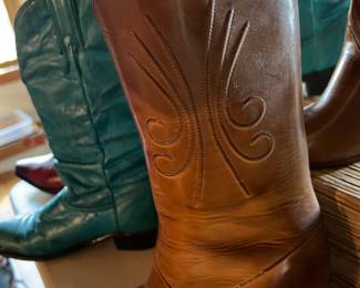 Classic brown leather boots with a stacked heel – timeless and versatile.