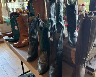 Collection of Cowboy & Western Boots – Assorted men’s and women’s cowboy boots in various styles, sizes, and colors. Includes classic brown and black leather, green stitched leather, and even exotic-style finishes. Many feature traditional Western embroidery and pointed toes.
Quality Leather Footwear – Durable boots, some gently worn and others in excellent condition, perfect for everyday wear, collectors, or Western enthusiasts.
✨ Great selection of vintage and Western-style boots.
✨ Perfect for cowboy boot lovers, line dancers, and resellers.
✨ Multiple pairs available – shop early for best selection!