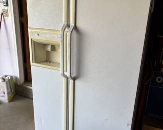Side by side refrigerator freezer