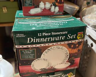 Stoneware dinnerware set 