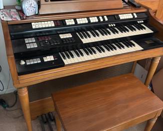 organ with bench