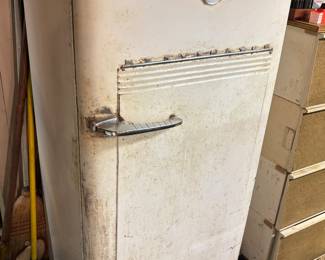 Very cool vintage kelvinator apartment size refrigerator currently running 