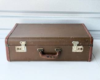 69 VintageLeatherSuitcase