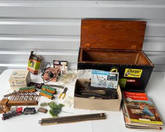 24 VintageTrainSetModelsRailroadTracksMagazineswWoodBox