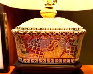 Japonisme lamp closeup