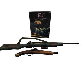Toy Rifle Pirate Handgun + ET Storybook 1982
