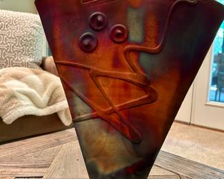 Large Signed Raku Pottery Vase – Gonzalez - Price Firm $65
Beautiful handcrafted vase with a dramatic modern shape and stunning iridescent finish in copper, purple, and teal. Signed by the artist “Gonzalez.” Stands about 12–14″ tall.
Excellent condition. Perfect statement piece for a living room, entryway, or office.