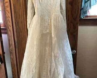 006 Beautiful Vintage French Chantilly Lace Wedding Dress