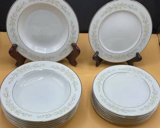 Four Crown China Sinatra 340 8 Piece Setting Of Salad Plates And Bowls