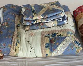 Two Quilts W Matching Shams And More 