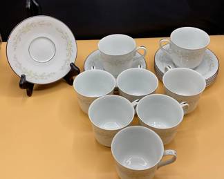 Four Crown China Sinatra 340 8 Piece Setting Cups And Saucers 