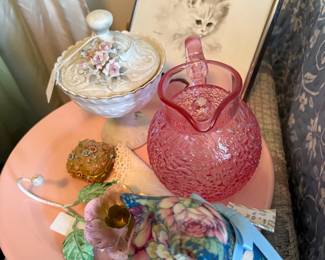 Decorative items in the 2nd bedroom.