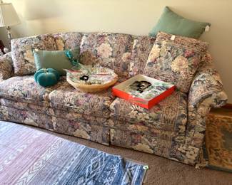 Nice clean floral couch. Very comfortable.
