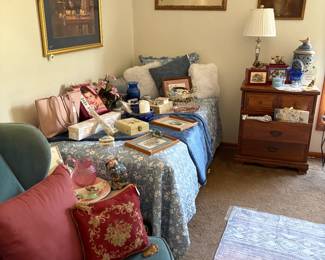 A picture of the second bedroom holding the twin bed and wing back chairs.