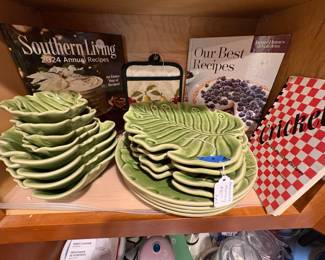 A variety of kitchen items.