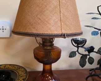 VTG 1974 Aladdin Model 23 Amber Short Lincoln Drape Oil Lamp.